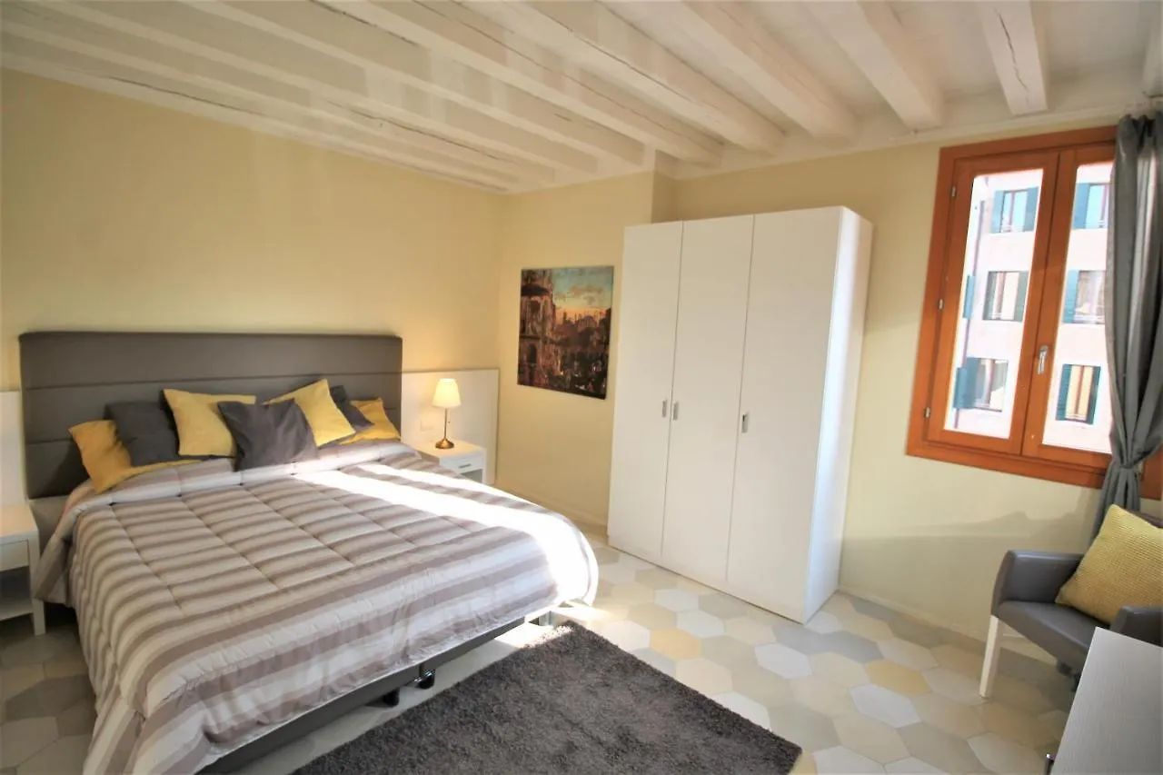 New Central And Spacious Venice Apartment